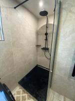 Ein Badezimmer in der Unterkunft Un petit coin de bonheurs Maison enti&egrave;re class&eacute;e 3 &eacute;toiles
