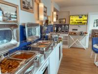 uma cozinha com várias bandejas de comida em um balcão em Batumi High floor em Batumi