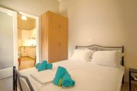 Un dormitorio con una cama con dos toallas encima. en Itea Studio, en Itea