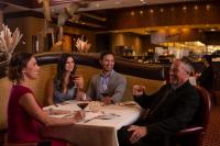 een groep mensen die rond een tafel in een restaurant zitten bij Red Hawk Resort & Casino in Placerville