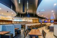 een eetkamer met houten tafels en stoelen bij Red Hawk Resort & Casino in Placerville