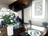 una mesa de comedor con un jarrón de flores y vasos en Charlie et la Chocolaterie- Parking- Clim- CentreVille, en Montauban