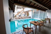 una piscina coperta con tavolo e sedie di Keramas Moonlight Villa a Keramas