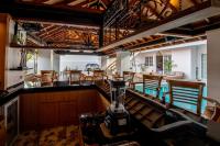 una stanza con bar con sedie e tavolo di Keramas Moonlight Villa a Keramas