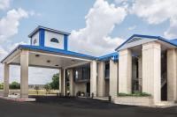un edificio con una torre encima en Days Inn by Wyndham Killeen Fort Hood, en Killeen