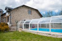 Bazén v ubytovaní Château de Chazelpaud alebo v jeho blízkosti