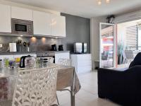 Kuchnia lub aneks kuchenny w obiekcie Charmant T2 climatisé avec grande terrasse, piscine et parking privatif, proche plage et commerces. - FR-1-251-441