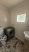 A bathroom at Casa Caledonia - Appartement dans villa avec jardin arboré et piscine à 500 M de la mer
