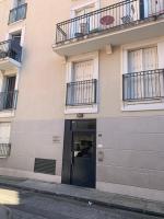 a building with a blue door and two balconies at Duplex Raphael- Wi-fi et parking privé in Toulon