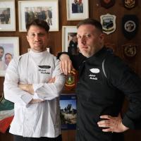 Due uomini in piedi uno accanto all'altro in una cucina di Casina Portici a Portici