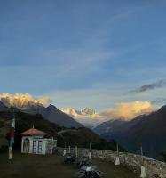 un edificio con vistas a una cordillera en Sherpa Panorama Hotels, en Khumjung