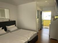 A bed or beds in a room at Apartamento con piscina climatizada y vista al mar