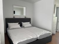 A bed or beds in a room at Apartamento con piscina climatizada y vista al mar