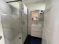 A bathroom at Apartamento con piscina climatizada y vista al mar