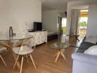 A television and/or entertainment centre at Apartamento con piscina climatizada y vista al mar