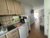 A kitchen or kitchenette at Apartamento con piscina climatizada y vista al mar