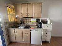 A kitchen or kitchenette at Apartamento con piscina climatizada y vista al mar