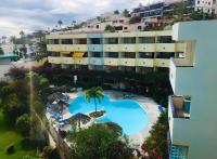 The swimming pool at or close to Apartamento con piscina climatizada y vista al mar