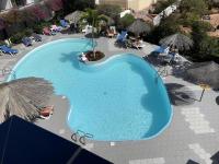 The swimming pool at or close to Apartamento con piscina climatizada y vista al mar