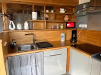 Una cocina o cocineta en Duplex lumineux sur gde TERRASSE, BALNEO double, parking priv&eacute;