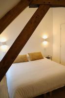 - une chambre avec un lit blanc et 2 oreillers dans l&#39;établissement La Mais&#39;Annette, Charme et calme à 5 km du Touquet, à Étaples