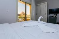 Postel nebo postele na pokoji v ubytování Pyramids Land Hotel