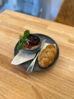 Un plato de comida en una mesa con un plato de comida en Penzion pod Hazmburkem, en Klapý