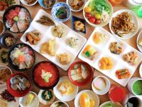 uma mesa com muitos pratos de comida em Beppu Hatto Onyado Nono Beppu em Beppu