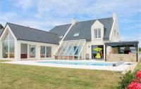 a house with a swimming pool in the yard at Awesome Home In Plougonvelin With Private Swimming Pool, Can Be Inside Or Outside in Plougonvelin