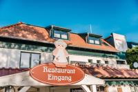 宾茨Oma's Küche & Quartier的建筑物前的餐厅招牌