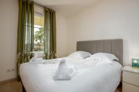 Tempat tidur dalam kamar di Le 24-GregIMMO-Appart&#39;H&ocirc;tel