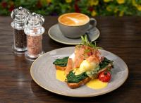 リムリックにあるThe Bedford Townhouseのサンドイッチとコーヒーの盛り合わせ