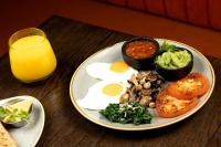 リムリックにあるThe Bedford Townhouseの卵と野菜の料理とオレンジジュース1杯