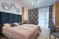 Postel nebo postele na pokoji v ubytování Apartamenty Mała Szrenica - Okrzei 1C