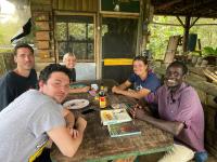 um grupo de pessoas sentadas ao redor de uma mesa em Granja Integral Luz Del Corazon em Rincón de la Cruz