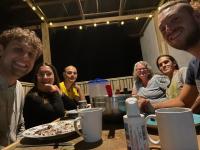 um grupo de pessoas sentadas ao redor de uma mesa em Granja Integral Luz Del Corazon em Rincón de la Cruz