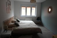 - une chambre avec un grand lit et une fenêtre dans l&#39;établissement Chez Sim et Vava, à Scherwiller