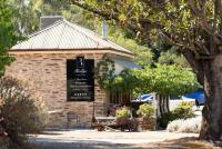 En have udenfor Reillys Wines Heritage Cottages