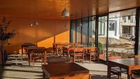 um restaurante com mesas e cadeiras de madeira e janelas em Sapa Yen Hotel em Sa Pa
