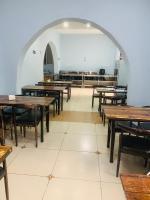 ein leeres Restaurant mit Holztischen und Bänken in der Unterkunft Zebulun Hotel in Lijiang