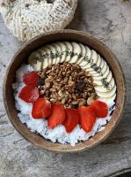 uma tigela de frutas com bananas e morangos por cima em Mule Malu Tropical Stay em Uluwatu