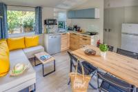 Kuchnia lub aneks kuchenny w obiekcie Camping la Corniche