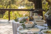 una mesa blanca con tazones de comida. en Inyati Game Lodge, en Reserva de caza Sabi Sand