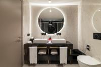 A bathroom at Duomo Hotel & Apartments