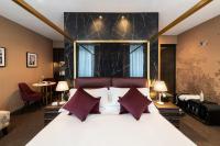 A bed or beds in a room at Duomo Hotel & Apartments