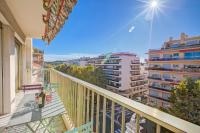 einen Balkon mit Stadtblick in der Unterkunft Appartement Le Fabiola - Happy Rentals in Antibes