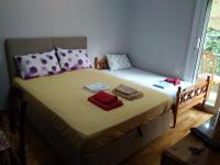 Postel nebo postele na pokoji v ubytování flower apartment-Hilton-US embassy