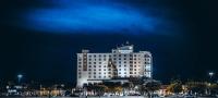 ein großes weißes Gebäude mit einer Uhr in der Nacht in der Unterkunft Miccosukee Casino &amp; Resort in Miami