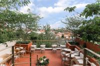 Un balcón con mesas y sillas y vistas. en Boutique Hotel HOH, en Zagreb