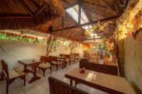 ein Restaurant mit Tischen und Stühlen in einem Raum in der Unterkunft Pousada das Galinhas in Porto De Galinhas